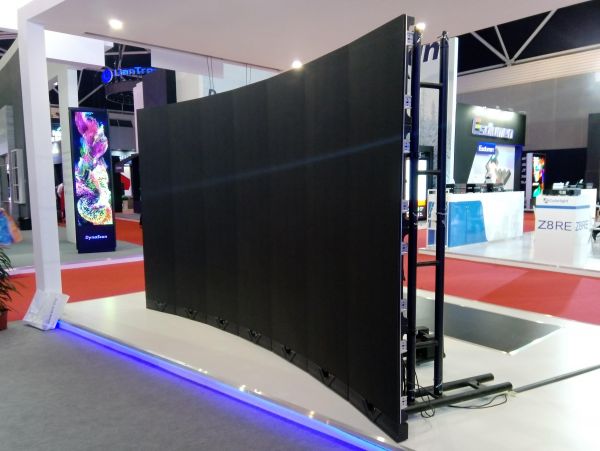 LED Wand P2 Messe SET B200 x H150 cm Wochenende mieten