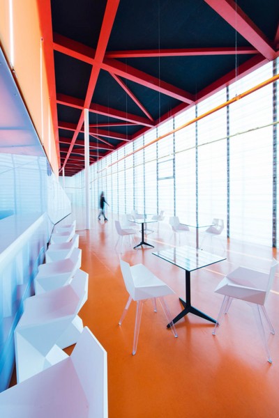 FAZ - Stuhl mit Armlehne Transparent