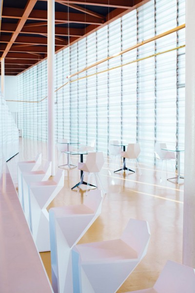 FAZ - Stuhl mit Armlehne Transparent