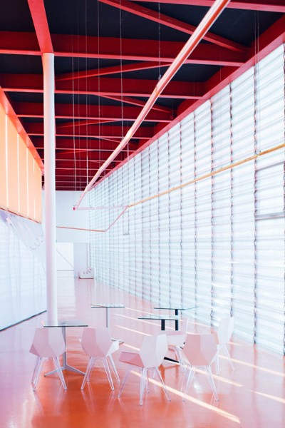 FAZ - Stuhl mit Armlehne Transparent