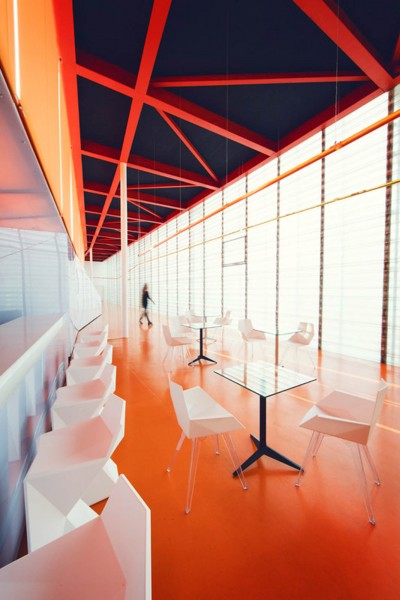 FAZ - Stuhl mit Armlehne Transparent