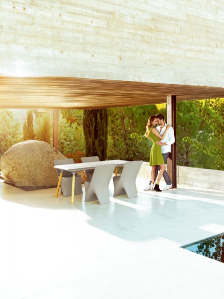 SLOO - Tisch mit Holzbeinen