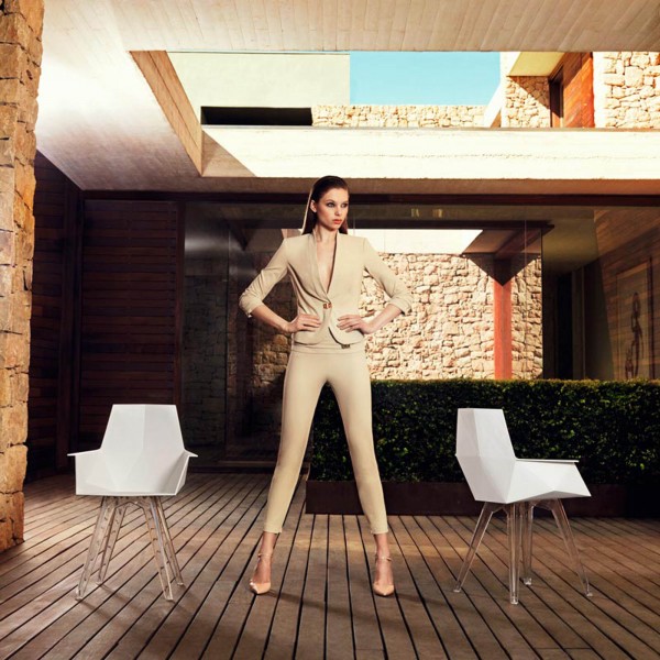 FAZ - Stuhl mit Armlehne Transparent