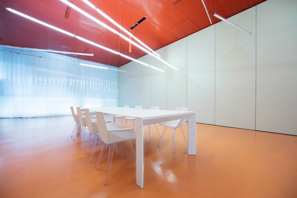 FAZ - Stuhl mit Armlehne Transparent