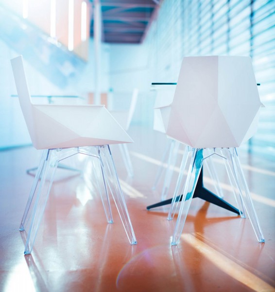 FAZ - Stuhl mit Armlehne Transparent